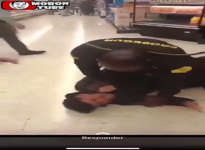 Video :A robber trying to flee is ambushed and neutralized by a security guard
